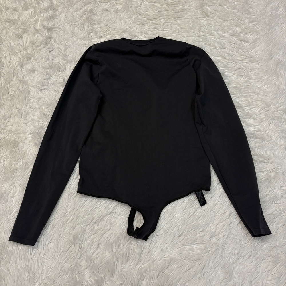 SKIMS ESSENTIAL CREW NECK LONG SLEEVE BODYSUIT IN ONYX BLACK - Picture 3 of 4